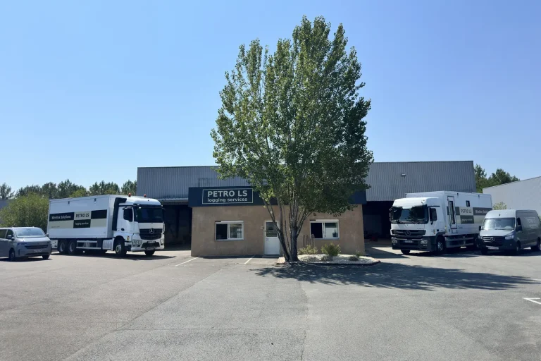 Nouveaux locaux de PETRO LS à Saucats (Gironde) : bâtiment et camions laboratoires de diagraphie